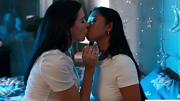 巨乳亚洲继女舔舐丰满继母的剃毛阴户